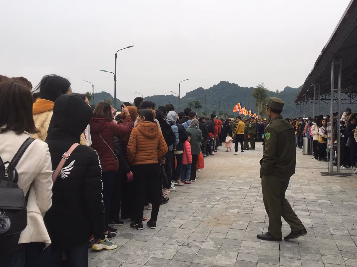 Khi lượng người quá đông.