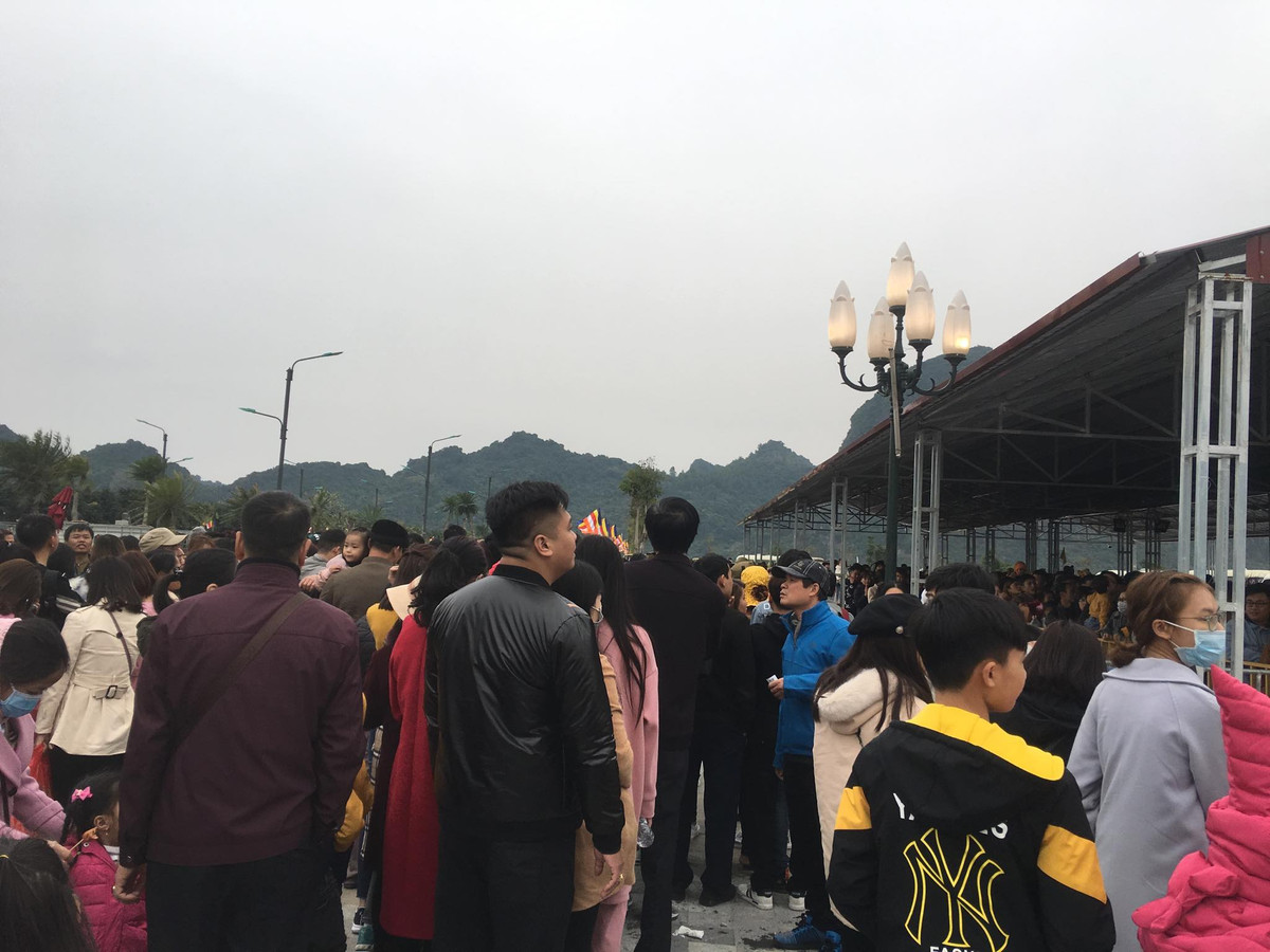 Nhiều khách phải đợi cả tiếng đồng hồ.