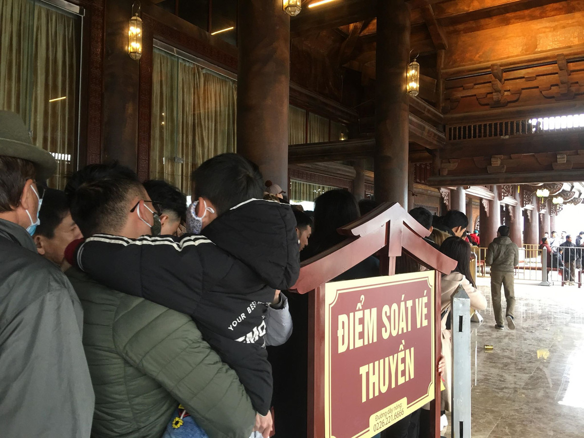 Du khách tại điểm soát vé thuyền.