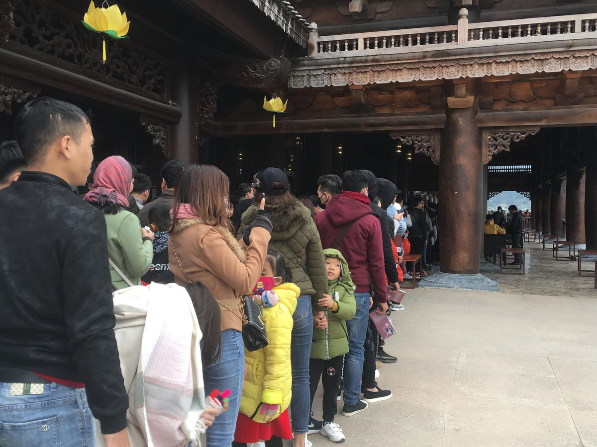 Do lượng khách đông nên phải mất rất nhiều thời gian để đợi đến lượt.