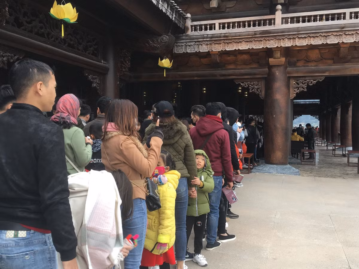 Do lượng khách đông nên phải mất rất nhiều thời gian để đợi đến lượt.