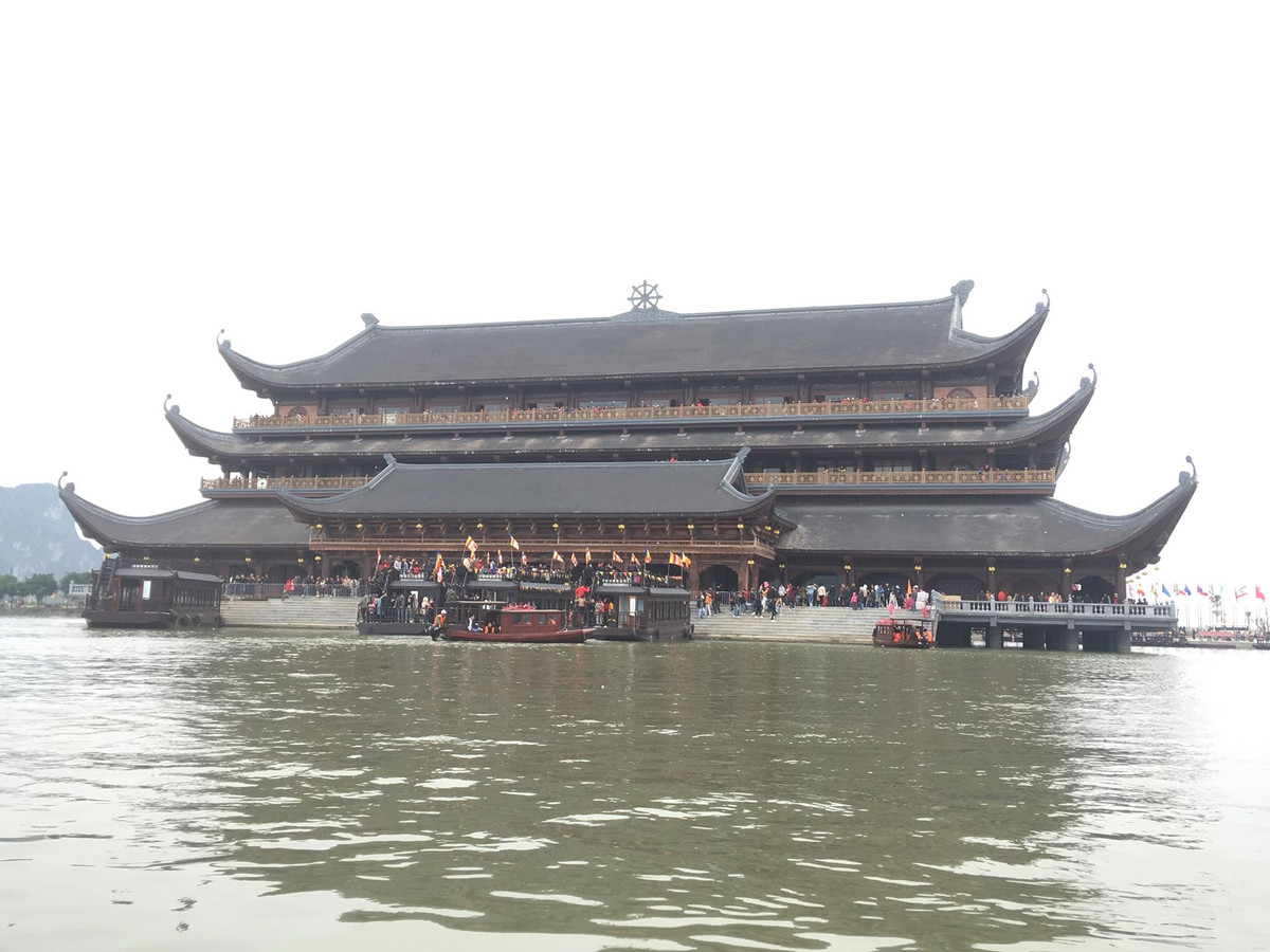 Ngôi chùa nhìn từ xa.