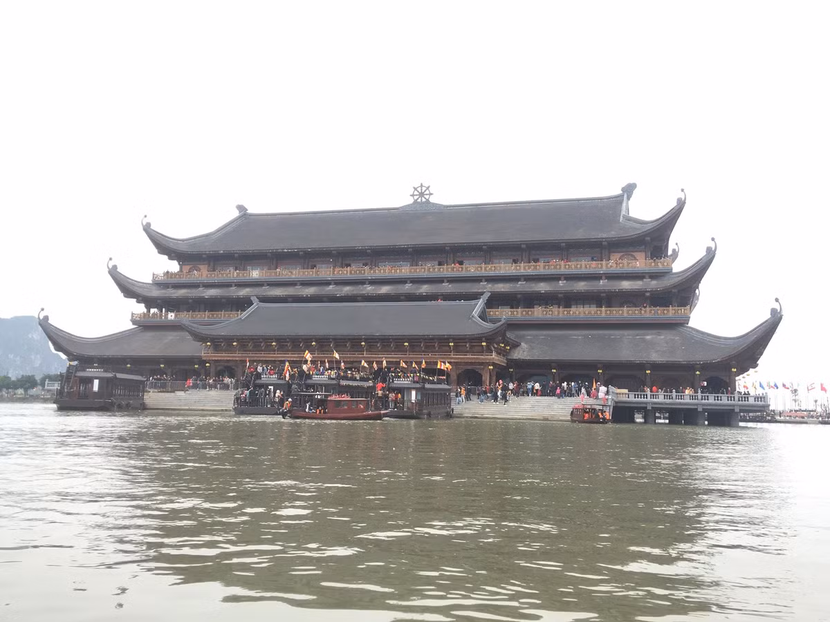 Ngôi chùa nhìn từ xa.