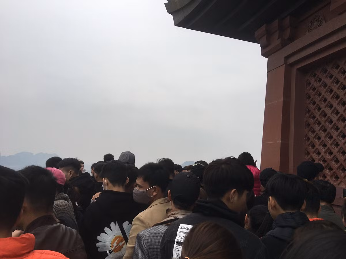 Tất cả mọi ngã đường tại chùa Tam Chúc đều không có một chỗ trống.