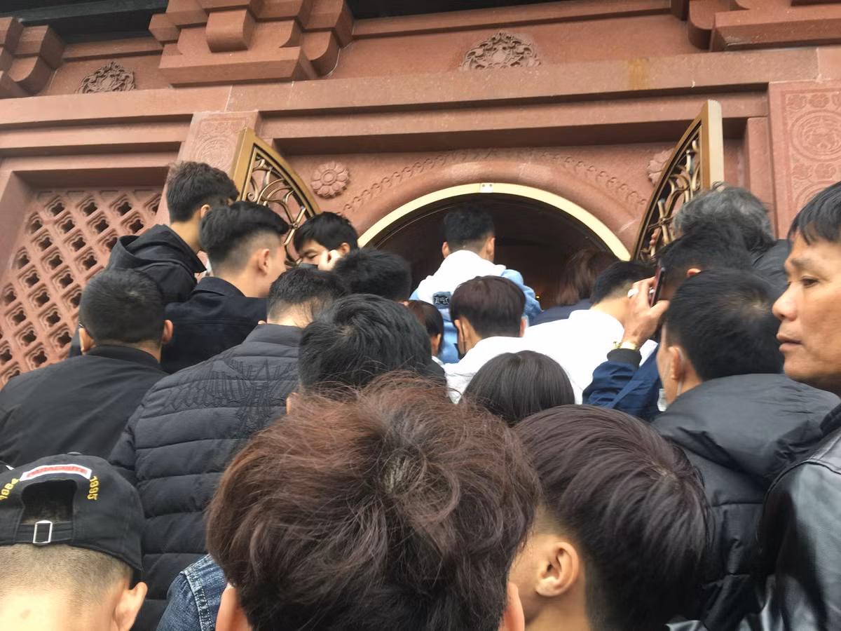 Thâm chí do lượng khách quá đông, nhiều điểm tham quan du lịch tại đây bị ùn tắc.