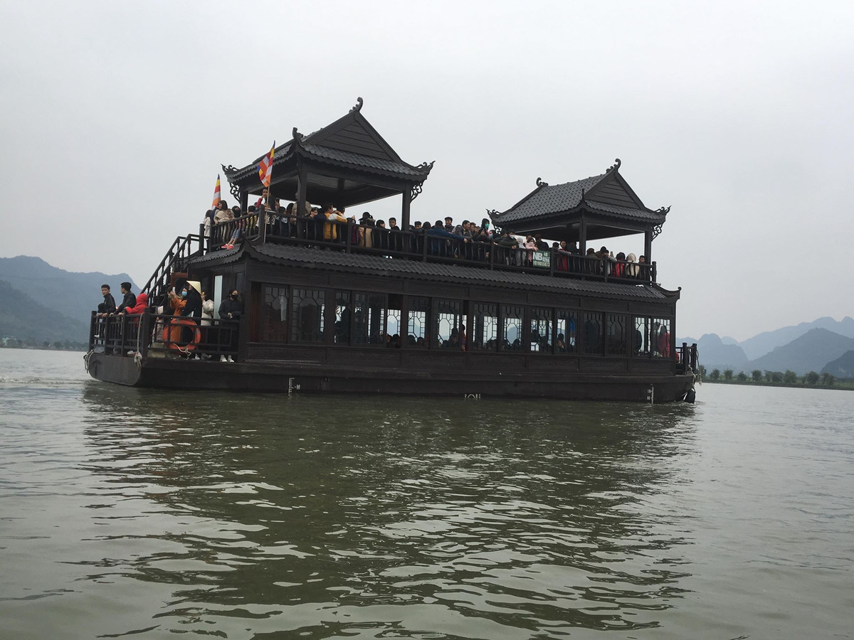 Một trong những dịch vụ hút khách tại điểm tâm linh du lịch này chính là dịch vụ thuyền du lịch chở khách ra ngôi chùa nằm ở giữa hồ nước lớn.