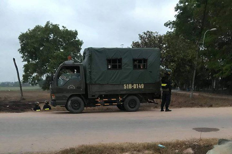 Canh sat bao vay, BCA cho phep tieu diet nghi pham vu no sung soi bac 4 nguoi chet