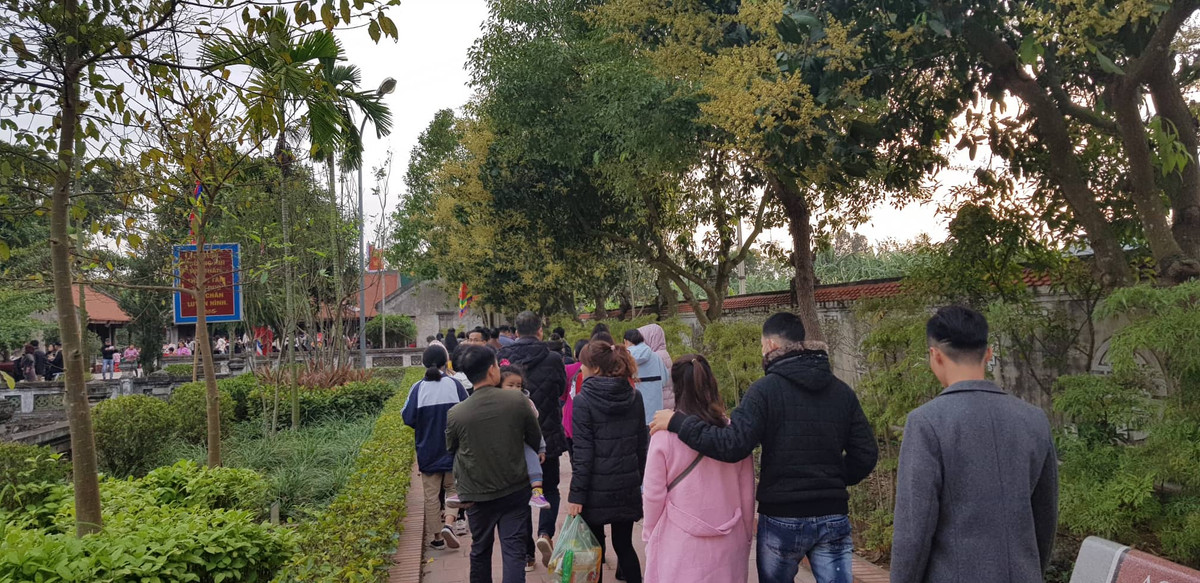 Các con đường dẫn vào đền, dòng người như nêm cối.