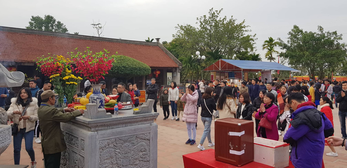 Mỗi ngày Đền Bia đòn hàng nghìn du khách về thắp hương tưởng nhớ Đại danh y Tuệ Tĩnh.