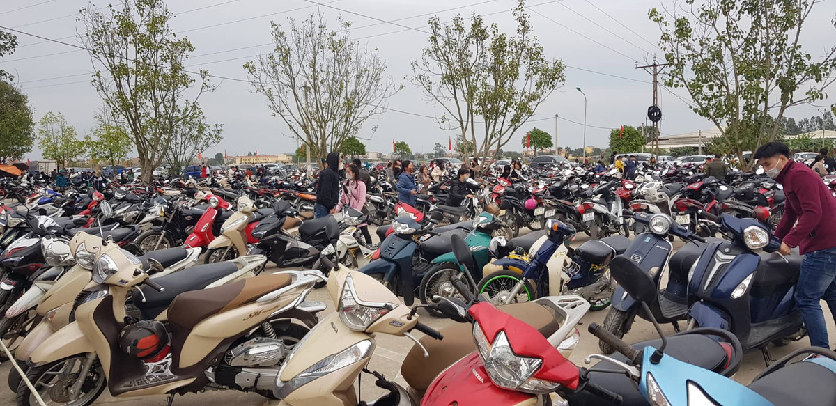 Năm nay, bãi đỗ xe ở di tích đền Bia đã được mở rộng thêm 10.000 m2, nâng công suất chứa khoảng 10.000 đầu xe. Tuy nhiên, do du khách đổ về quá đông và nhiều người để ô tô không đúng nơi quy định đã gây ùn tắc.