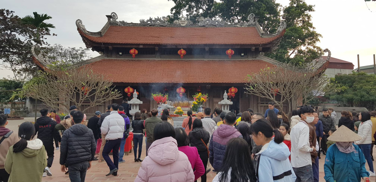 Lượng khách đổ về quá đông khiến một trong 3 di tích thuộc cụm di tích quốc gia đặc biệt Đền Xưa - chùa Giám - Đền Bia thờ vị Thánh thuốc Nam: Đại danh y - Thiền sư Tuệ Tĩnh trong tình trạng "thất thủ".