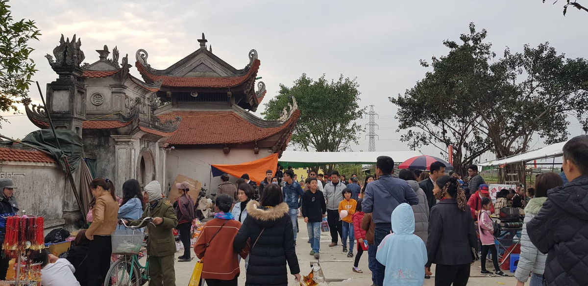 Cổng vào đền Bia nườm nượp du khách.