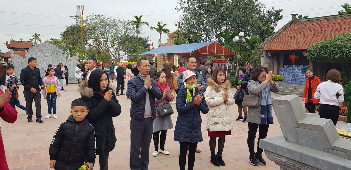 Dù chiều tối nhưng vẫn nhiều du khách đến Đền Bia.