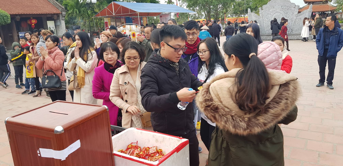 Du khách xin diêm muối và nước lấy may đầu năm.