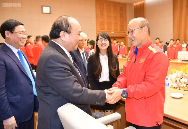 Thu tuong chuc cac “chien binh sao vang” gianh chien thang truoc U23 Trieu Tien