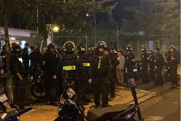 Dak Lak: Canh sat co dong ngan chan hai nhom con do hon chien