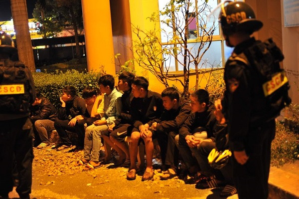 Dak Lak: Canh sat co dong ngan chan hai nhom con do hon chien-Hinh-3