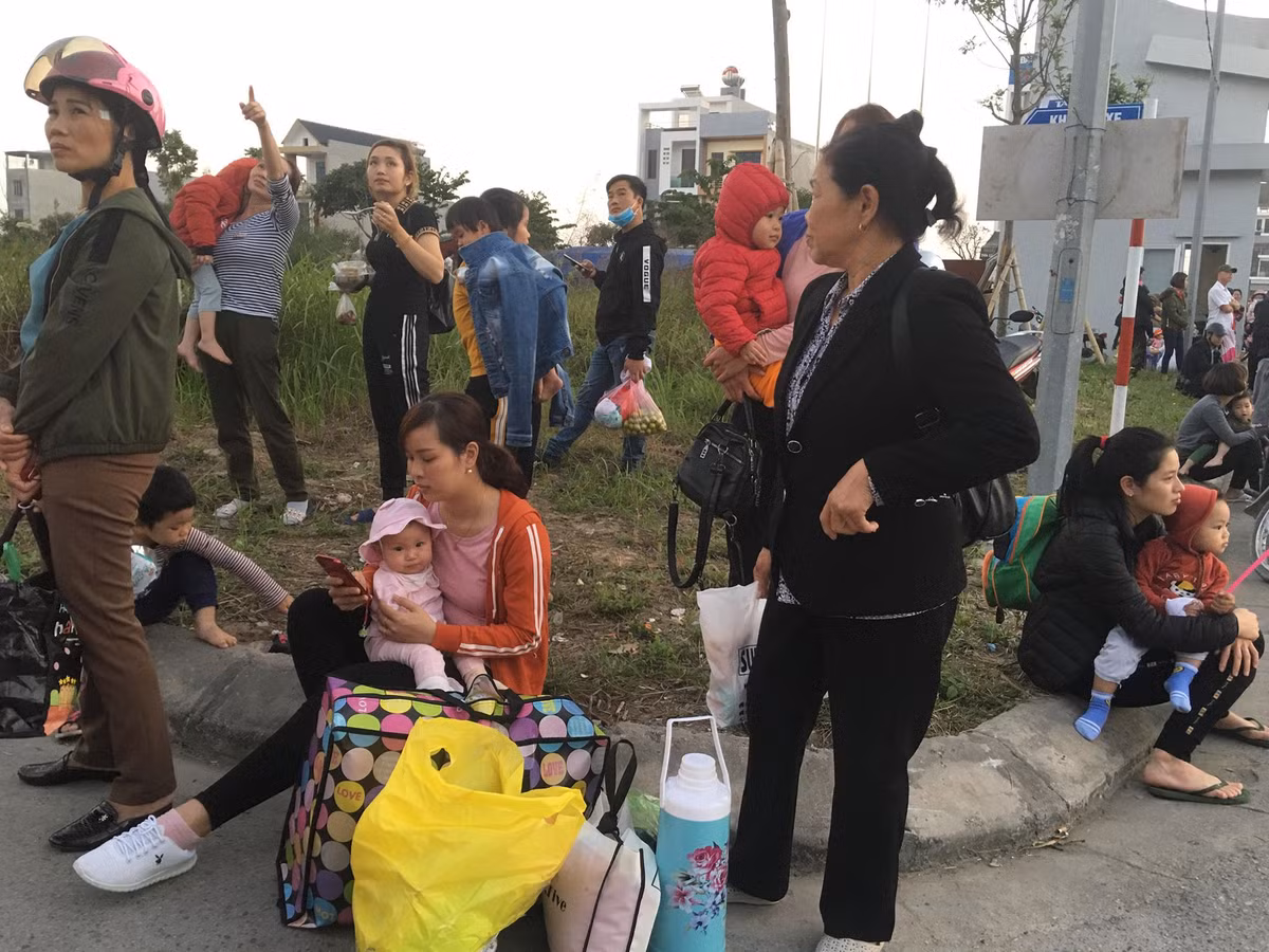 Người nhà bế theo bệnh nhi ra ngoài sảnh, theo dõi việc chữa cháy.