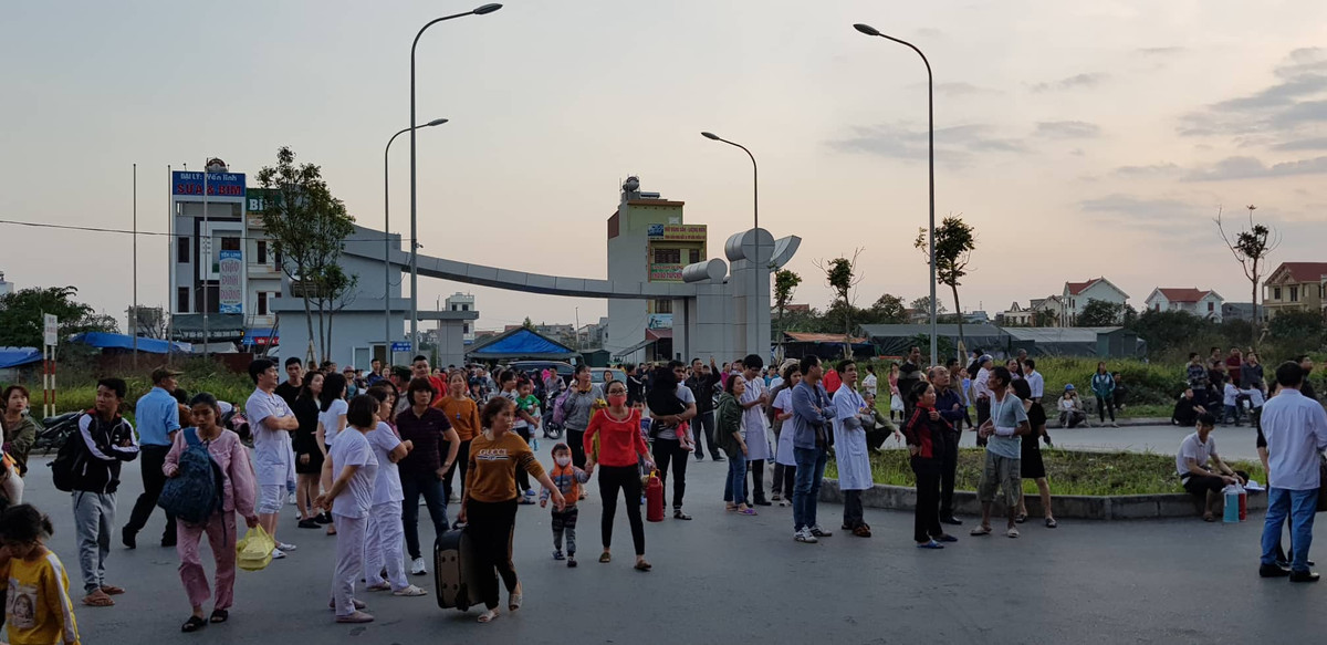 Thời điểm xảy ra vụ cháy, nhiều bác sĩ, nhân viên y tế và người nhà bệnh nhi hoảng loạn chạy ra sân bệnh viện.