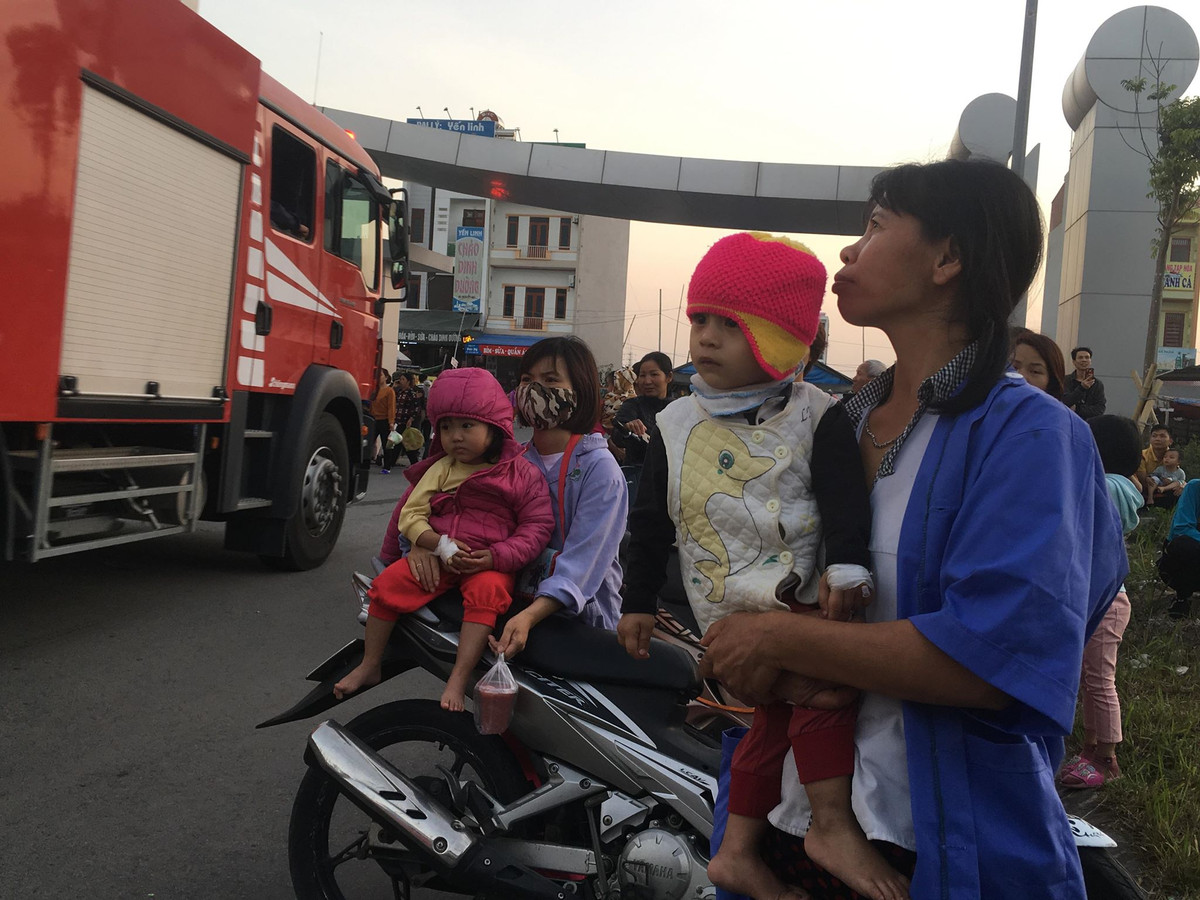 Đứng từ xa theo dõi diễn biến vụ việc.