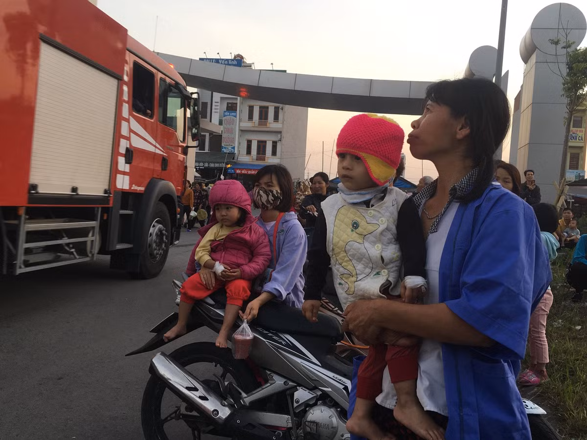 Đứng từ xa theo dõi diễn biến vụ việc.