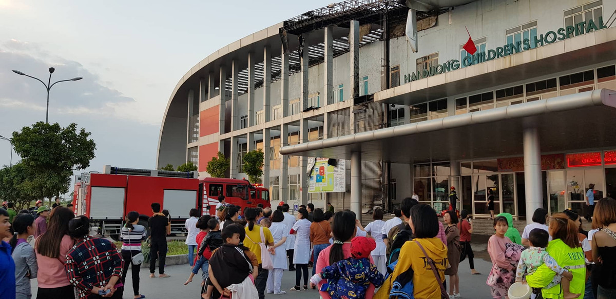 Ngay cả các y bác sĩ cũng phải chạy ra ngoài.