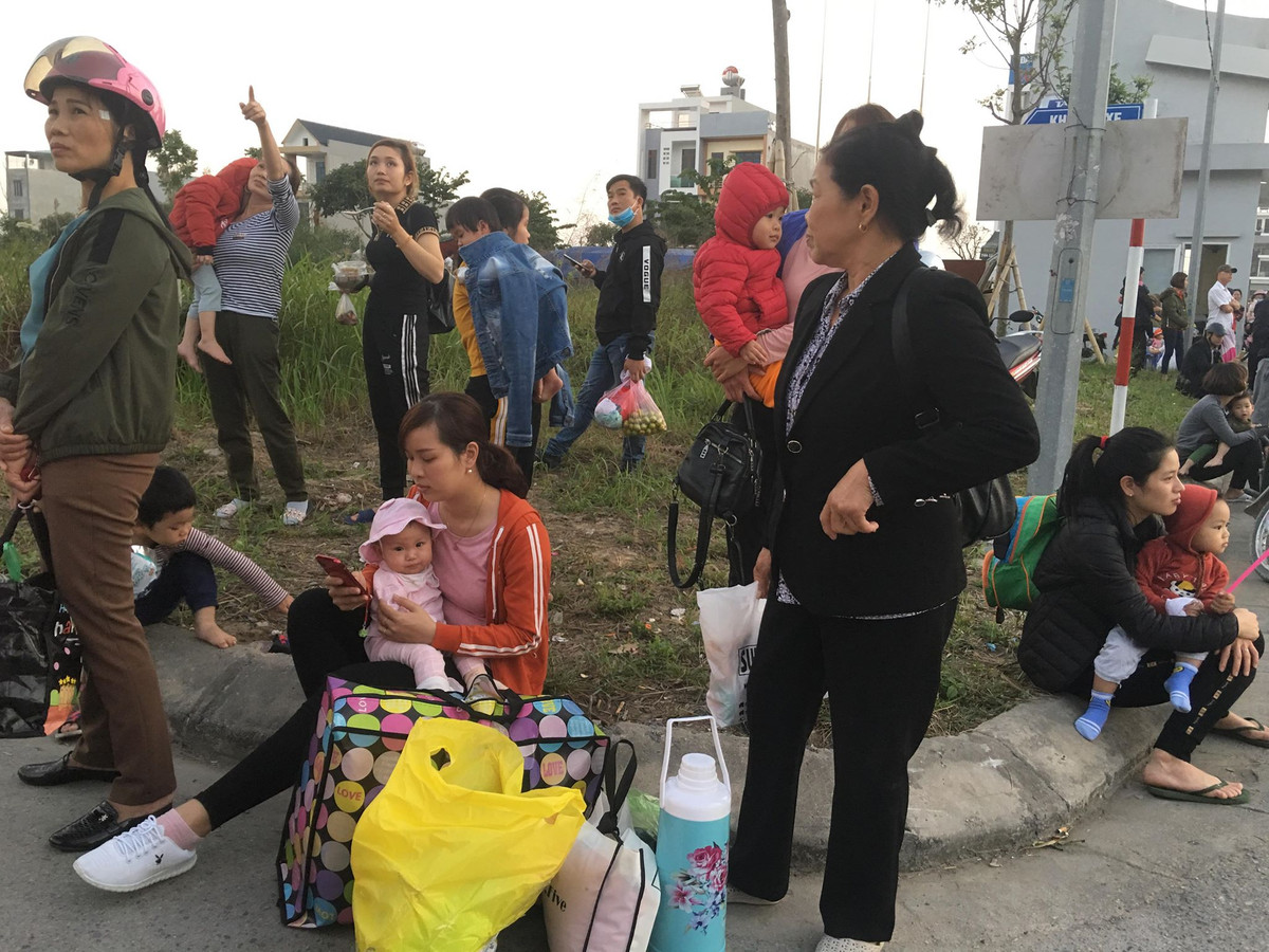 Người nhà bế theo bệnh nhi ra ngoài sảnh, theo dõi việc chữa cháy.