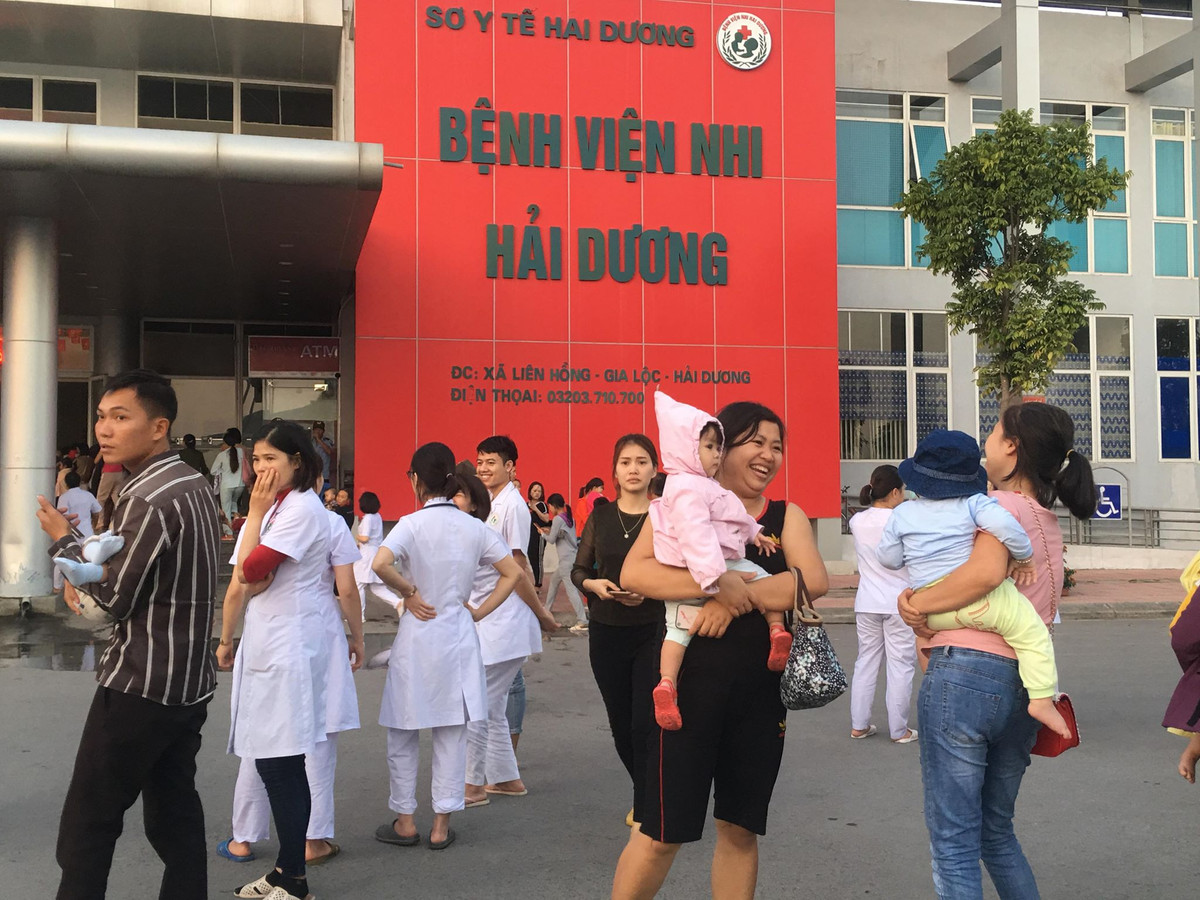 Nụ cười người nhà bệnh nhi khi đám cháy được khống chế.