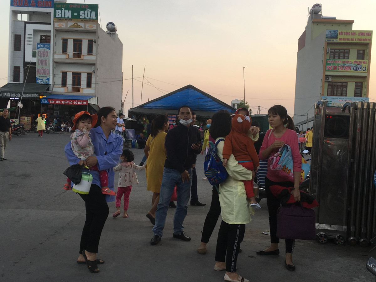 Nhiều người nhà bế bệnh nhi ra tận cổng bệnh viện.