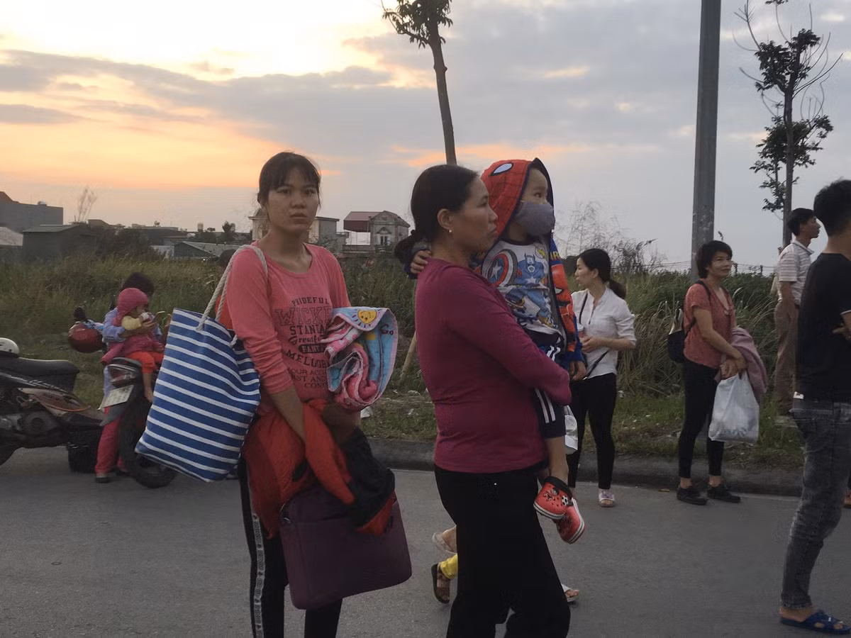 Khuôn mặt đầy lo lắng của một người nhà bệnh nhi.