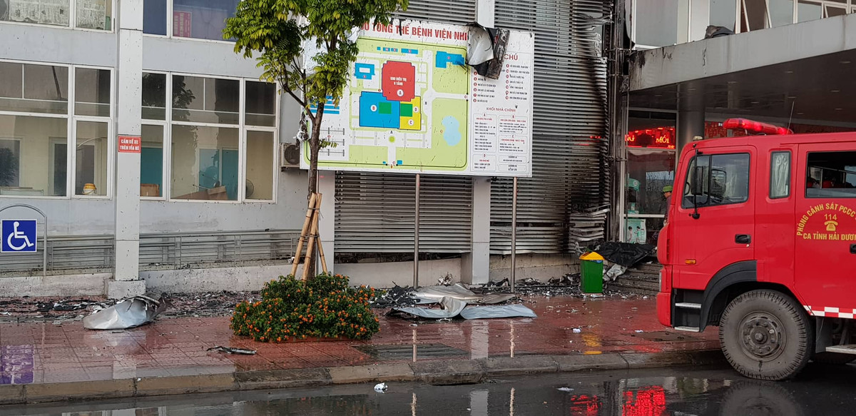 Những mảnh vỡ rơi dưới sân bệnh viện.