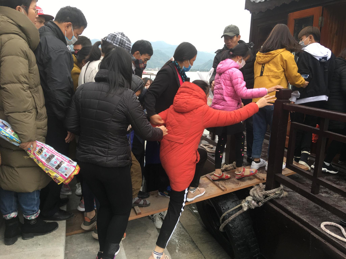 ...dẫn đến cảnh chen chúc, xô đẩy nhau.