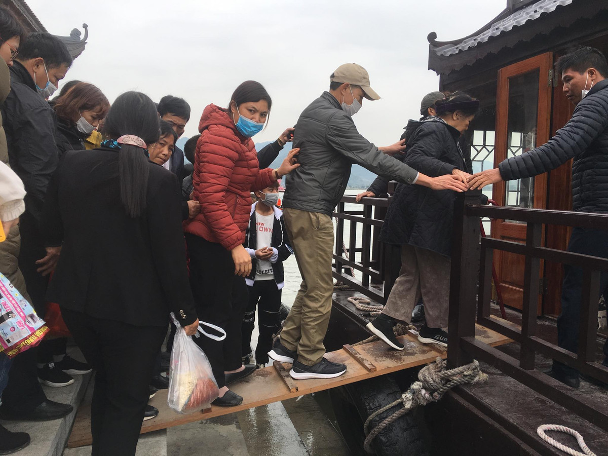 Bằng cách đi trên một tấm gỗ nhỏ...