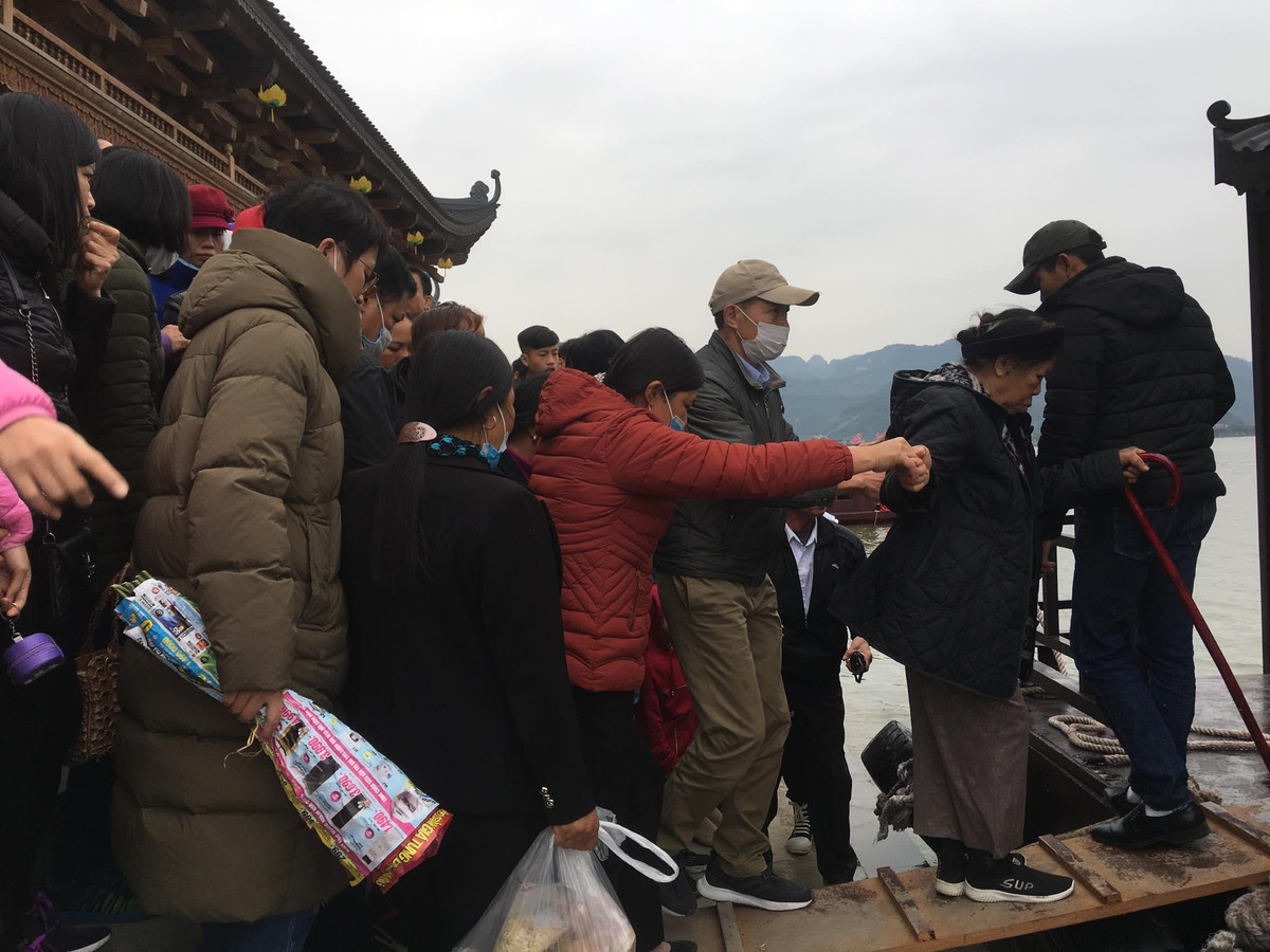 Và từ chùa xuống thuyền để quay lại.