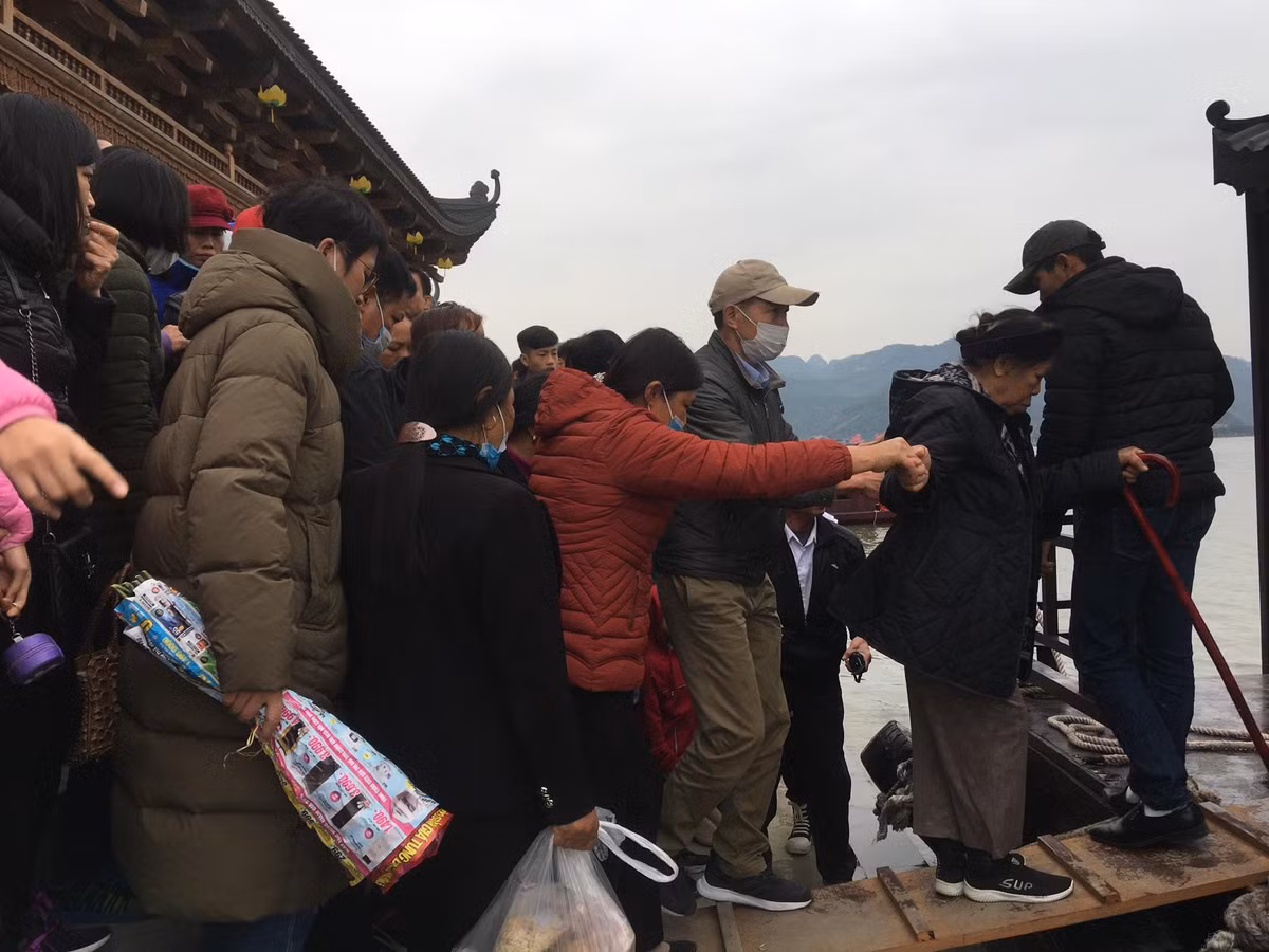 Và từ chùa xuống thuyền để quay lại.