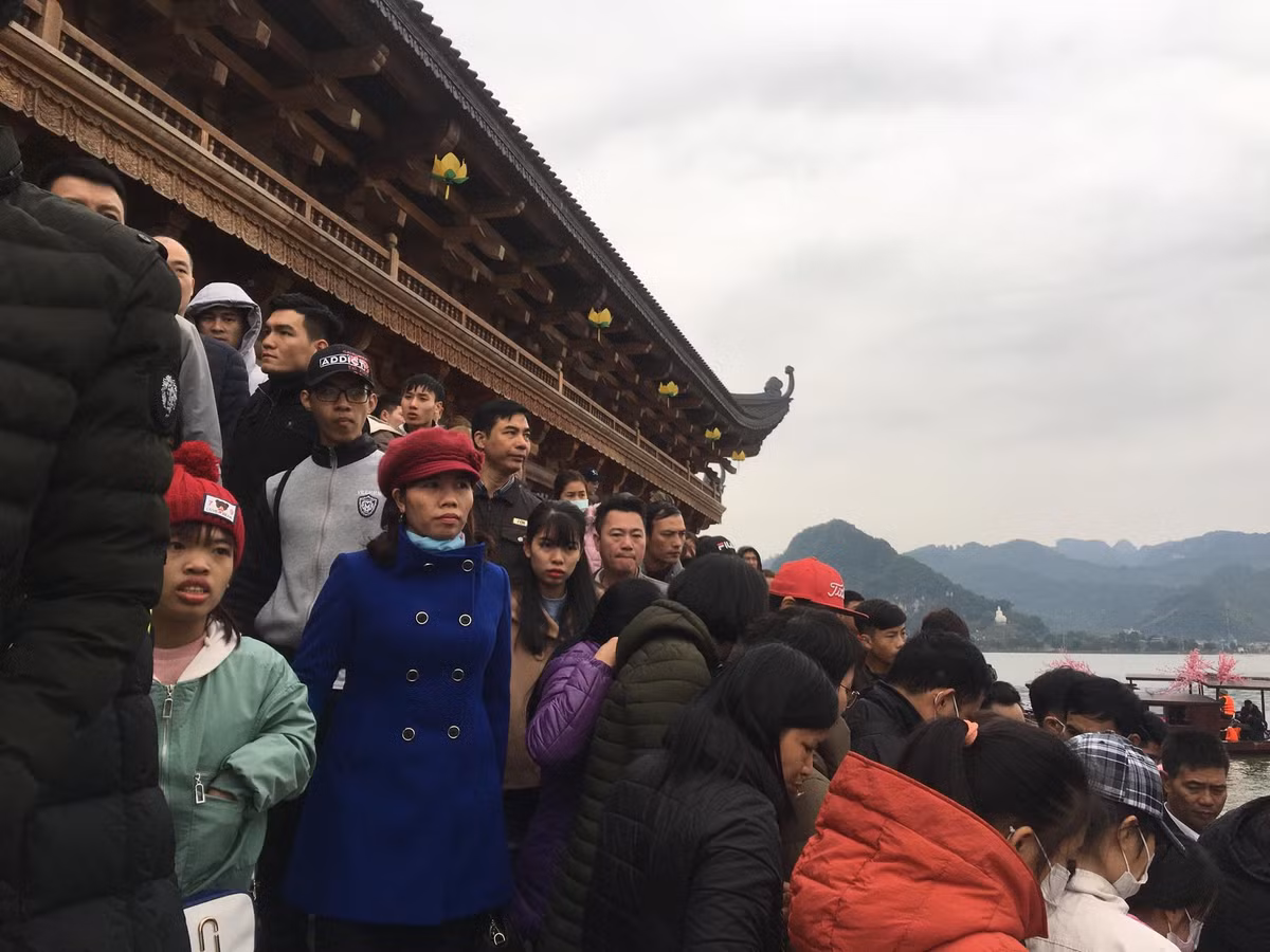 Lượng khách đợi xuống thuyền khá đông.