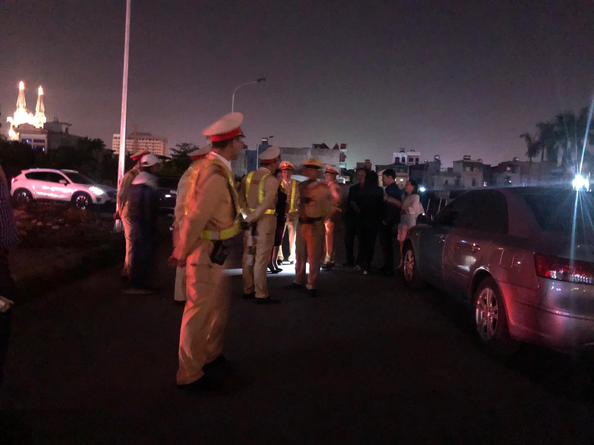 Hai Duong: Lai xe “noi khong voi kiem tra nong do con”, xe bi cau ve don xu ly-Hinh-3