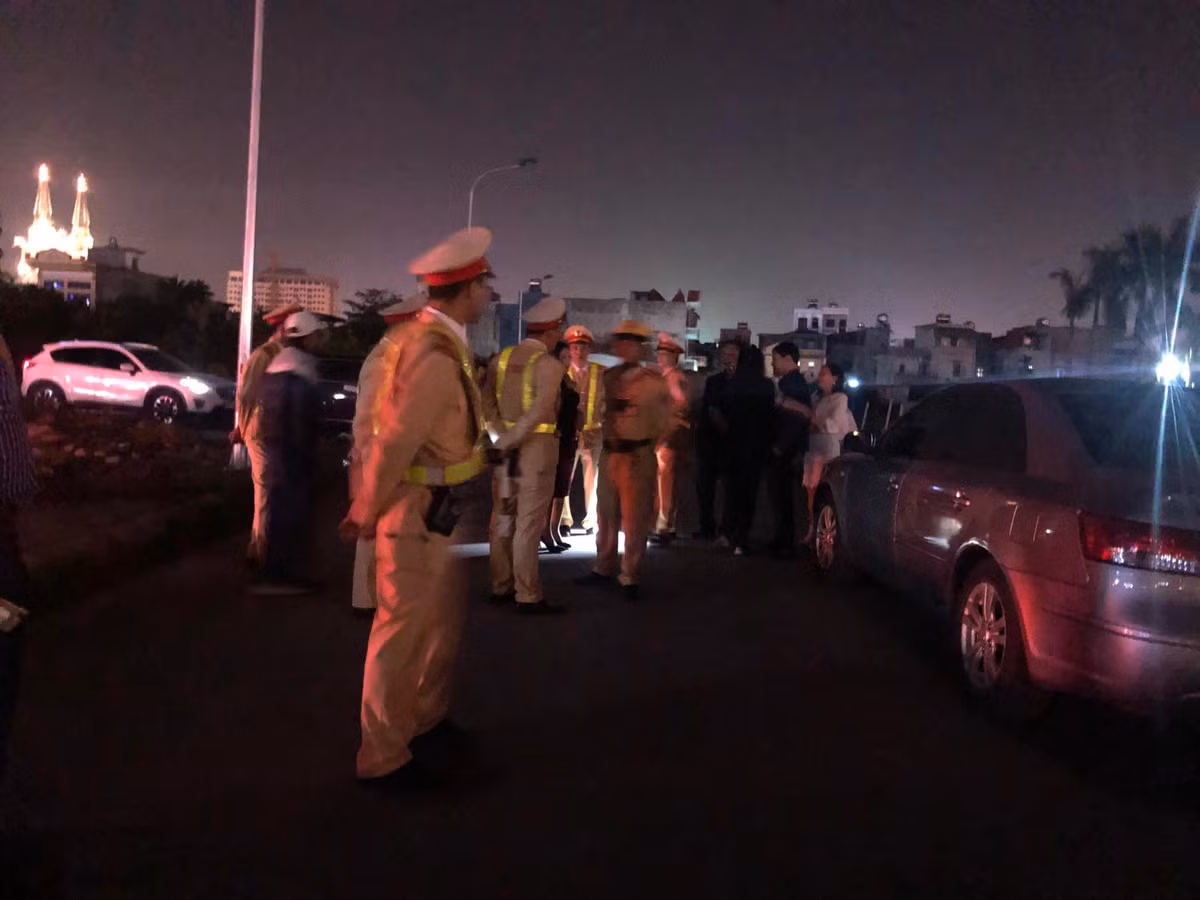 Hai Duong: Lai xe “noi khong voi kiem tra nong do con”, xe bi cau ve don xu ly-Hinh-3