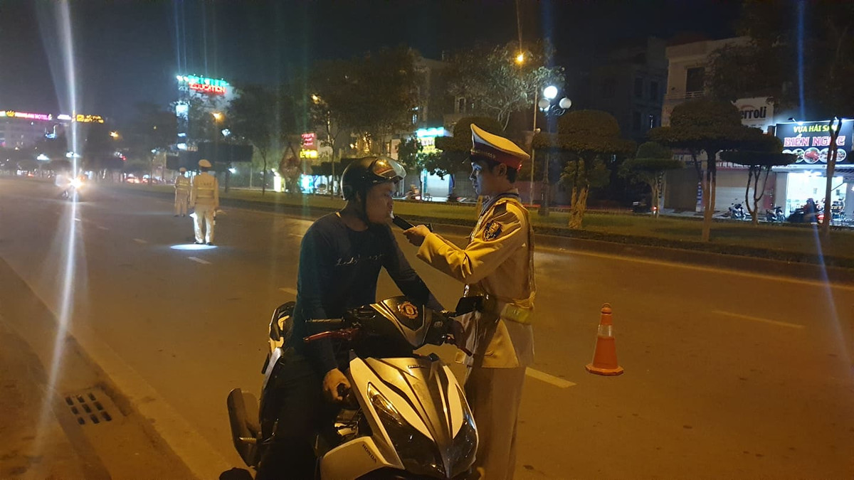 Hai Duong: Lai xe “noi khong voi kiem tra nong do con”, xe bi cau ve don xu ly