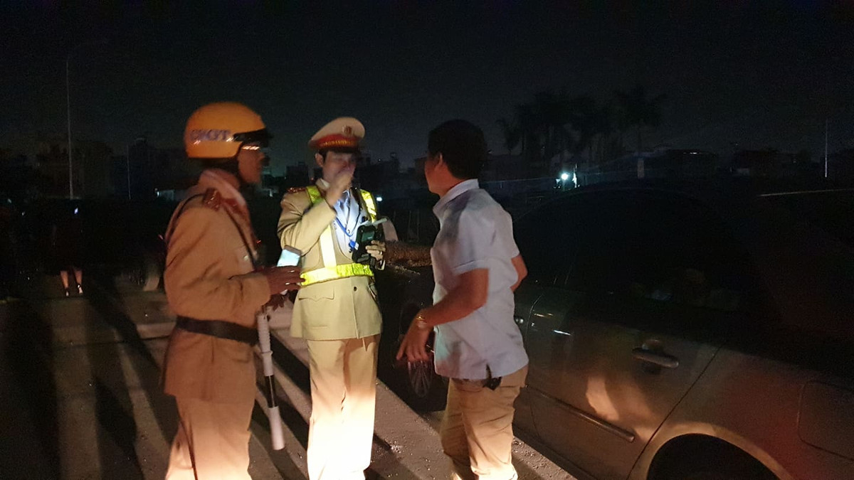 Hai Duong: Lai xe “noi khong voi kiem tra nong do con”, xe bi cau ve don xu ly-Hinh-2