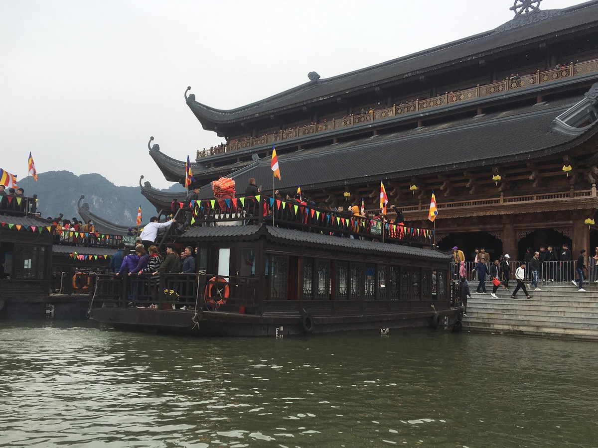 Thuyền cập bến lại vội vã đưa đoàn khách khác quay trở về.