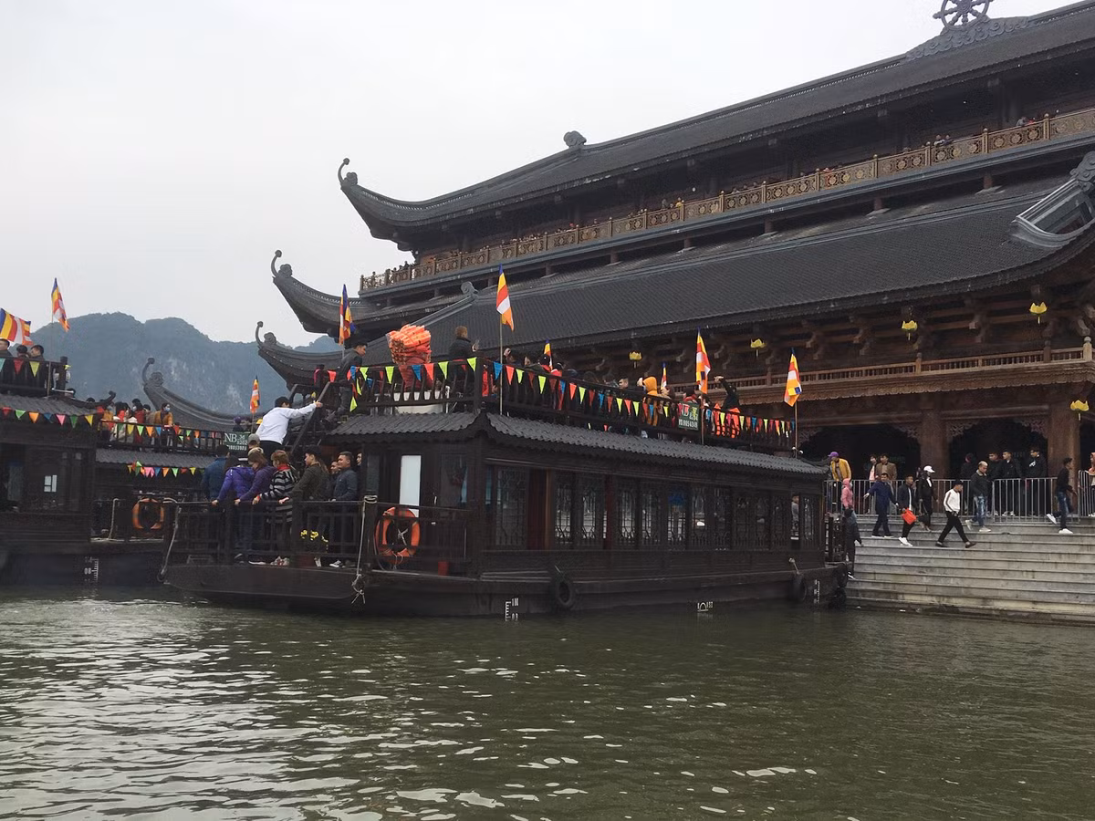 Thuyền cập bến lại vội vã đưa đoàn khách khác quay trở về.