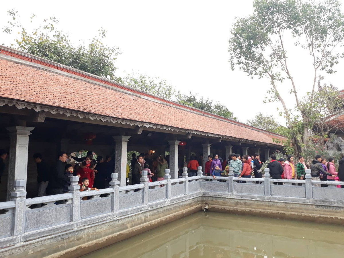 Lượng khách đổ về chùa Tranh những ngày đầu xuân khá lớn.