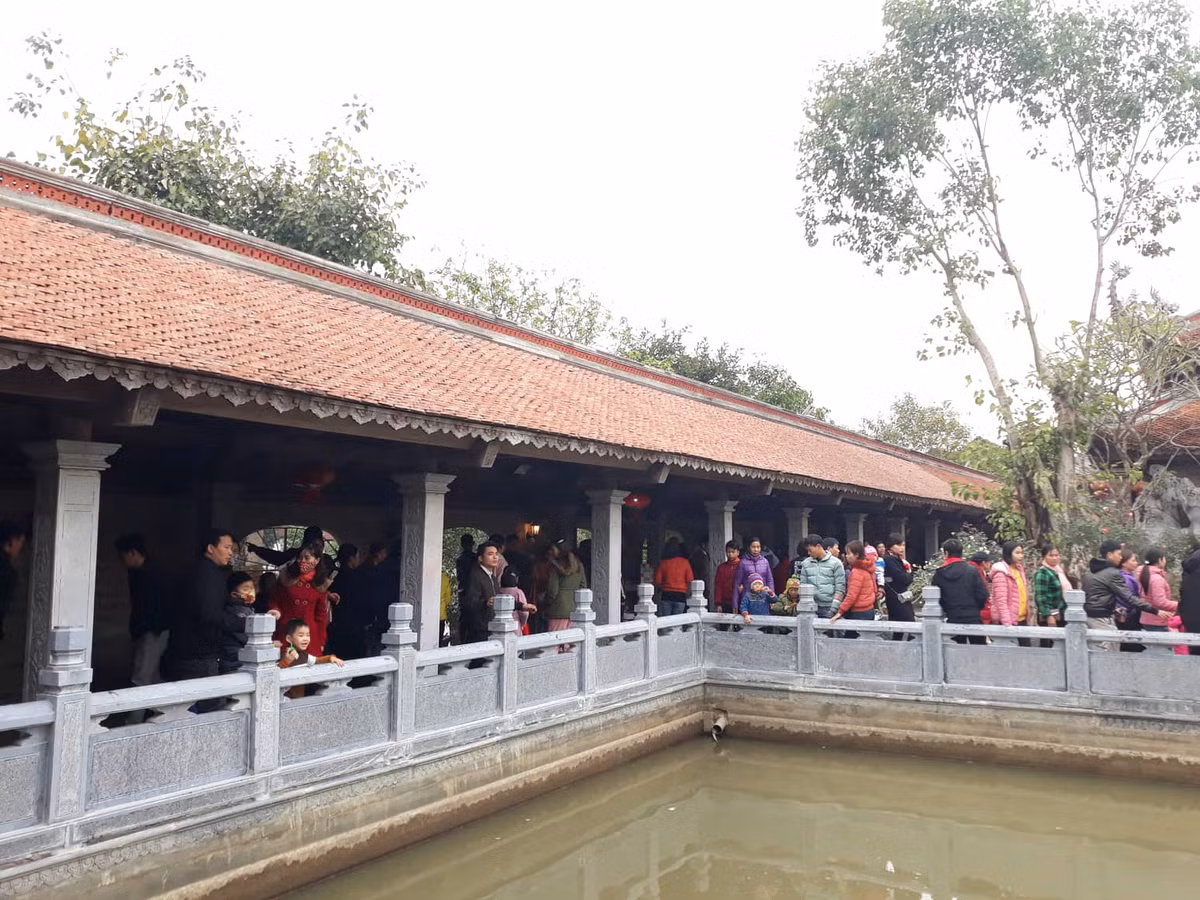 Lượng khách đổ về chùa Tranh những ngày đầu xuân khá lớn.