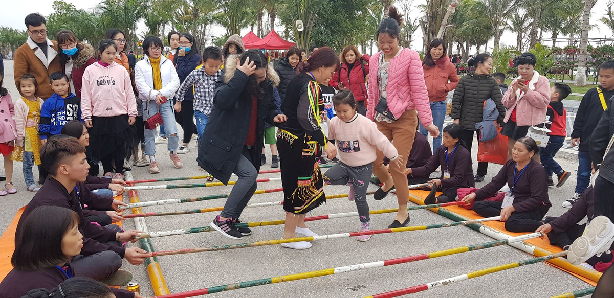 Tại lễ hội hoa Xuân lớn nhất từ trước đến nay tại khu đô thị Ecorivers (phường Hải Tân, TP Hải Dương) cũng là điểm đến của nhiều du khách. Tại đây, nhiều trò chơi dân gian được tái hiện thu hút đông đảo du khách.