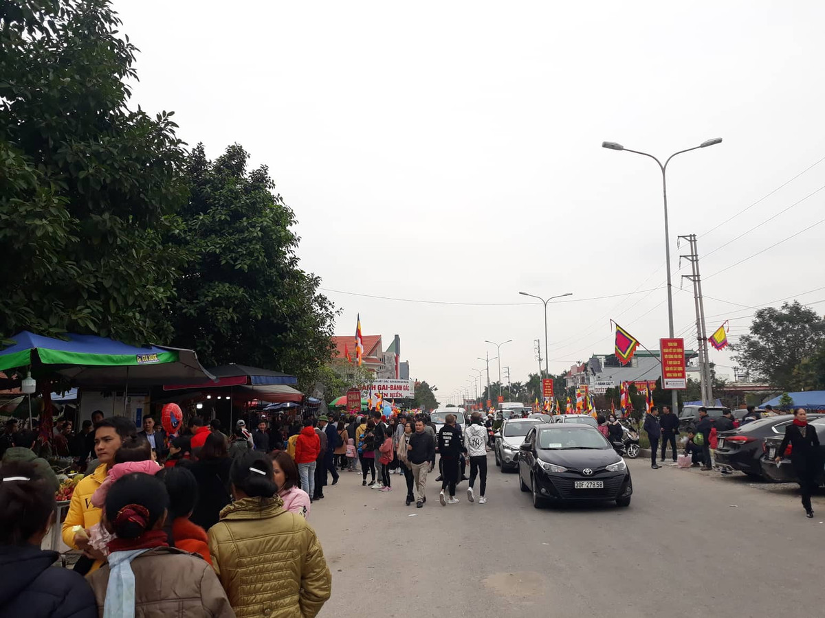 Tại di tích đền Tranh thờ Quan lớn Tuần Tranh thuộc xã Đồng Tâm (Ninh Giang) những ngày đầu xuân Canh Tý cũng thu hút hàng nghìn du khách thập phương đến vãn cảnh, dâng hương.