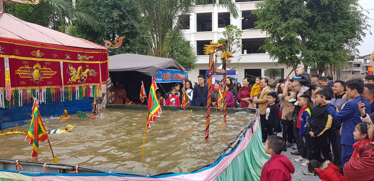 Múa rối nước được nhiều du khách quan tâm.