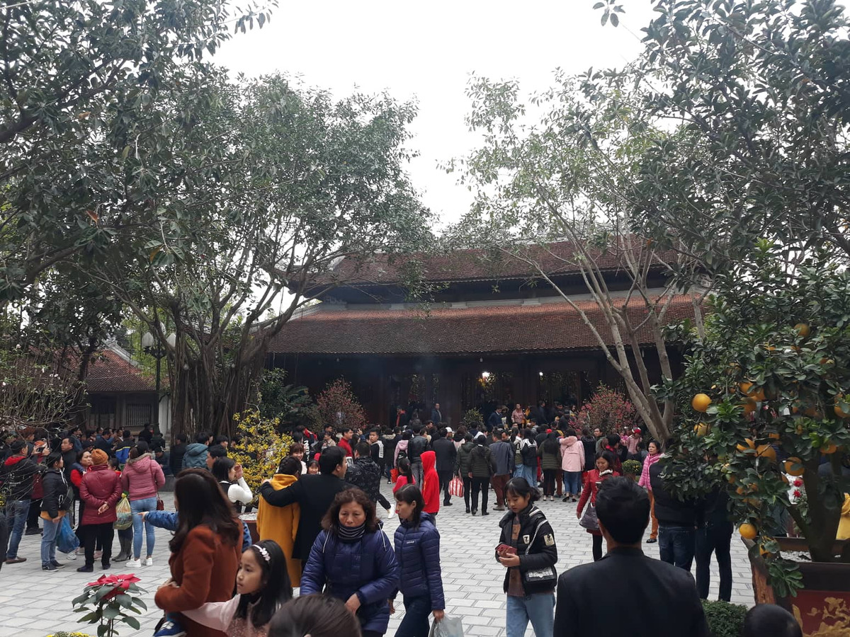 Trong khuôn viên đền Tranh đông đảo du khách lễ bái cầu mong năm mới thuận lợi trong việc làm ăn, buôn bán.