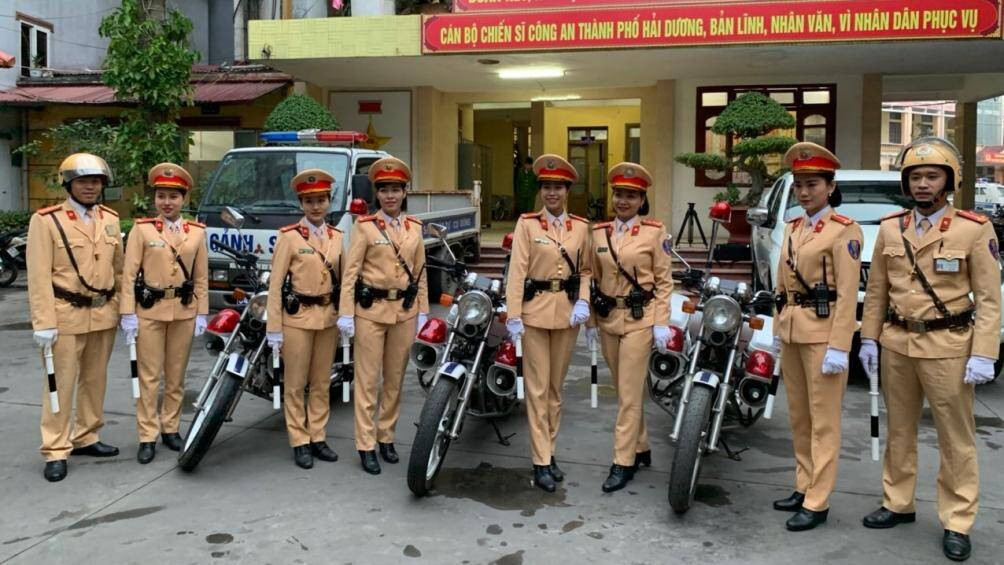 Các nữ CSGT trong ngày đầu thực hiện nhiệm vụ.