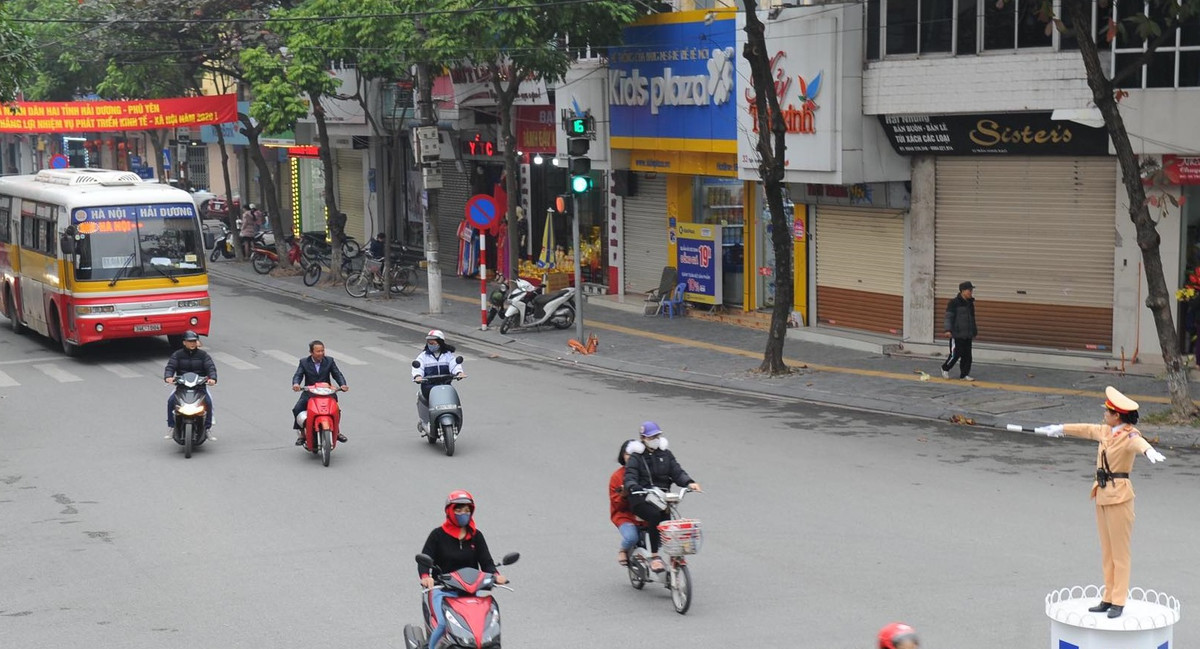 Hình ảnh nữ CST xuống đường thu hút sự chú ý của người tham gia giao thông.